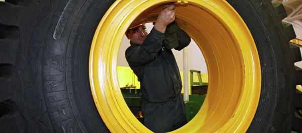 Сотрудник в цеху Белорусского автомобильного завода. Сотрудник в цеху Белорусского автомобильного завода. - Sputnik Беларусь