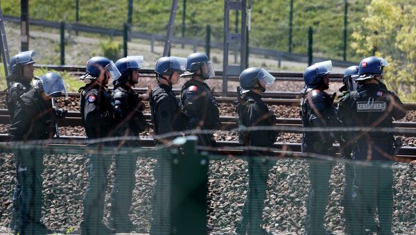 Французские полицейские у входа в Евротуннель под Ла-Машем - Sputnik Беларусь