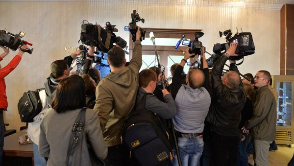 Журналисты перед дверями, за которыми идет заседания Контактной группы по Украине - Sputnik Беларусь