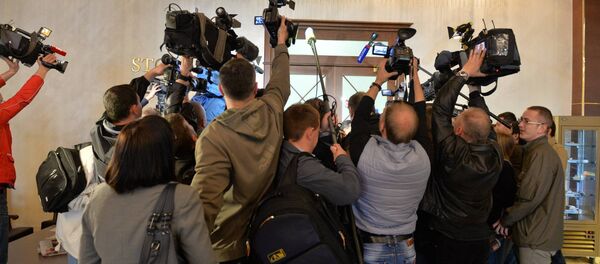 Журналисты перед дверями, за которыми идет заседания Контактной группы по Украине - Sputnik Беларусь