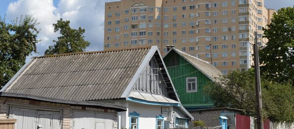 Частный дом рядом с многоэтажкой - Sputnik Беларусь