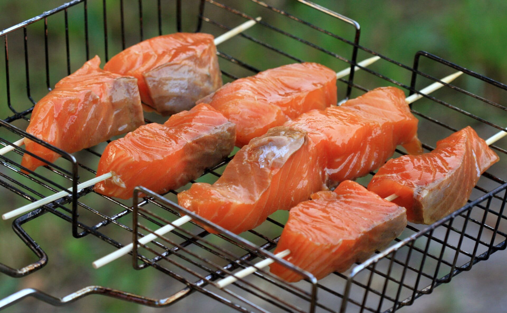 Шашлык из лосося. Шаг 5 - Sputnik Беларусь, 1920, 24.04.2026