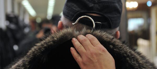 Покупатель во время примерки шубы - Sputnik Беларусь