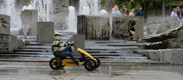 Мальчик катается на машинке у фонтанов - Sputnik Беларусь