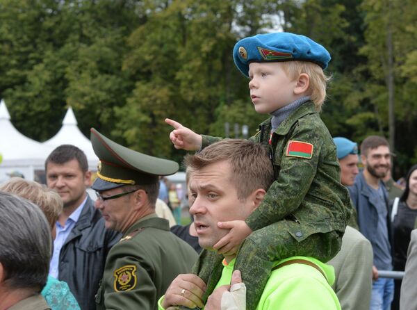Посетители праздника ВДВ - Sputnik Беларусь