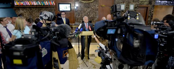 Представитель ОБСЕ в контактной группе Мартин Сайдик и пресс-секретарь МИД Беларуси Дмитрий Мирончик перед журналистами Представитель ОБСЕ в контактной группе Мартин Сайдик и пресс-секретарь МИД Беларуси Дмитрий Мирончик перед журналистами - Sputnik Беларусь