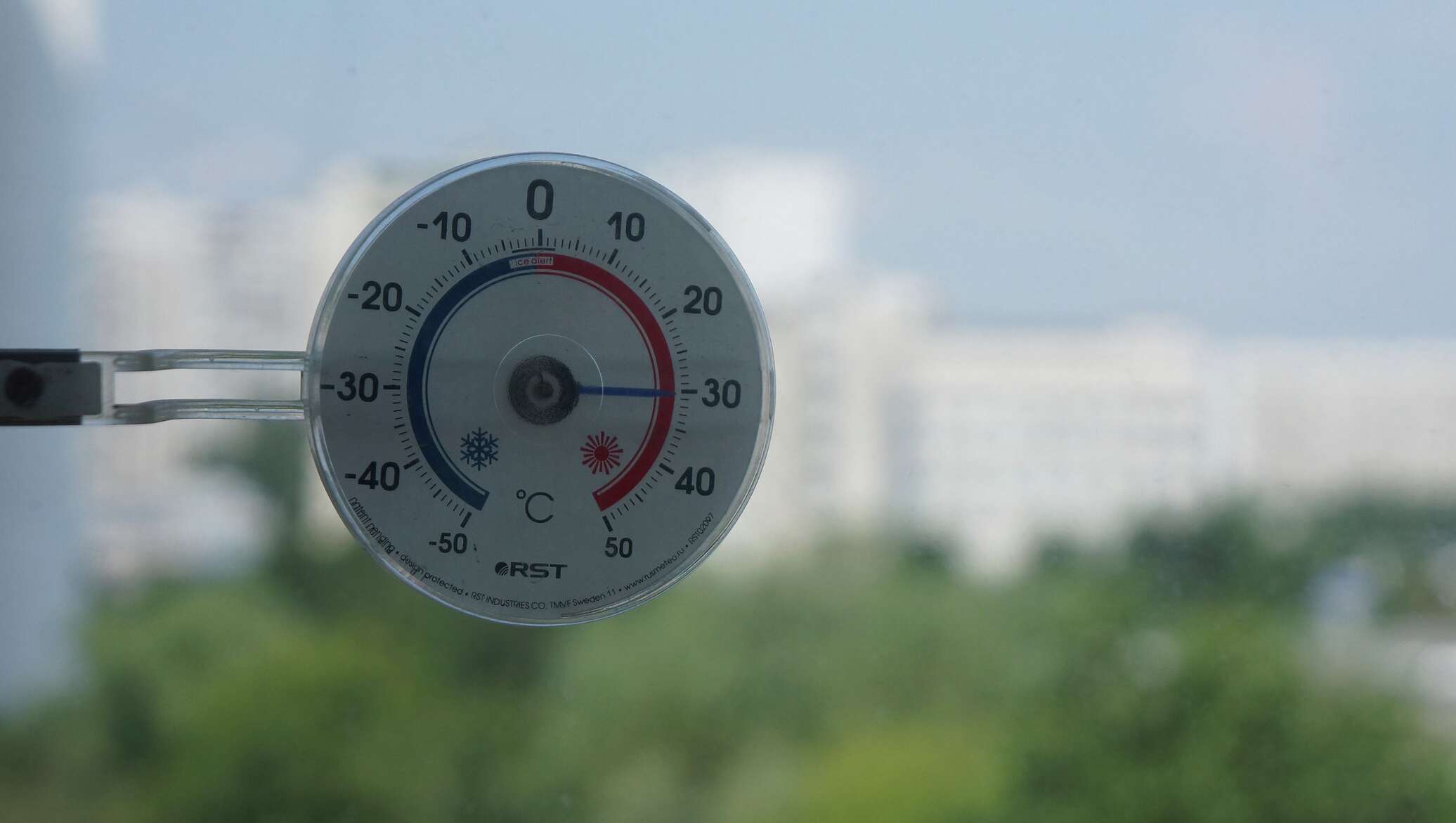 На 2 градуса теплее. Столбик термометра 28 градусов. Для метеоцентра картинки.