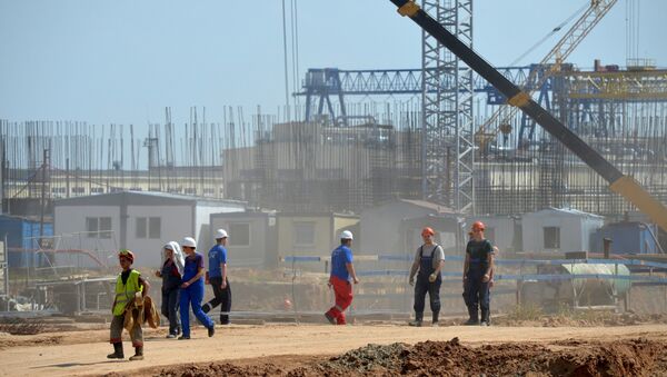 Рабочие возвращаются со смены на строящейся Белорусской АЭС - Sputnik Беларусь