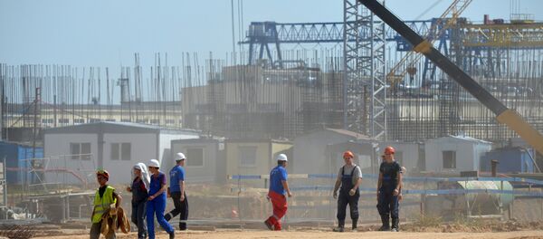 Рабочие возвращаются со смены на строящейся Белорусской АЭС - Sputnik Беларусь