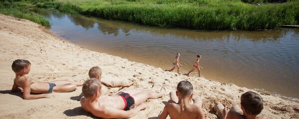 Детвора на пляже у реки, архивное фото - Sputnik Беларусь