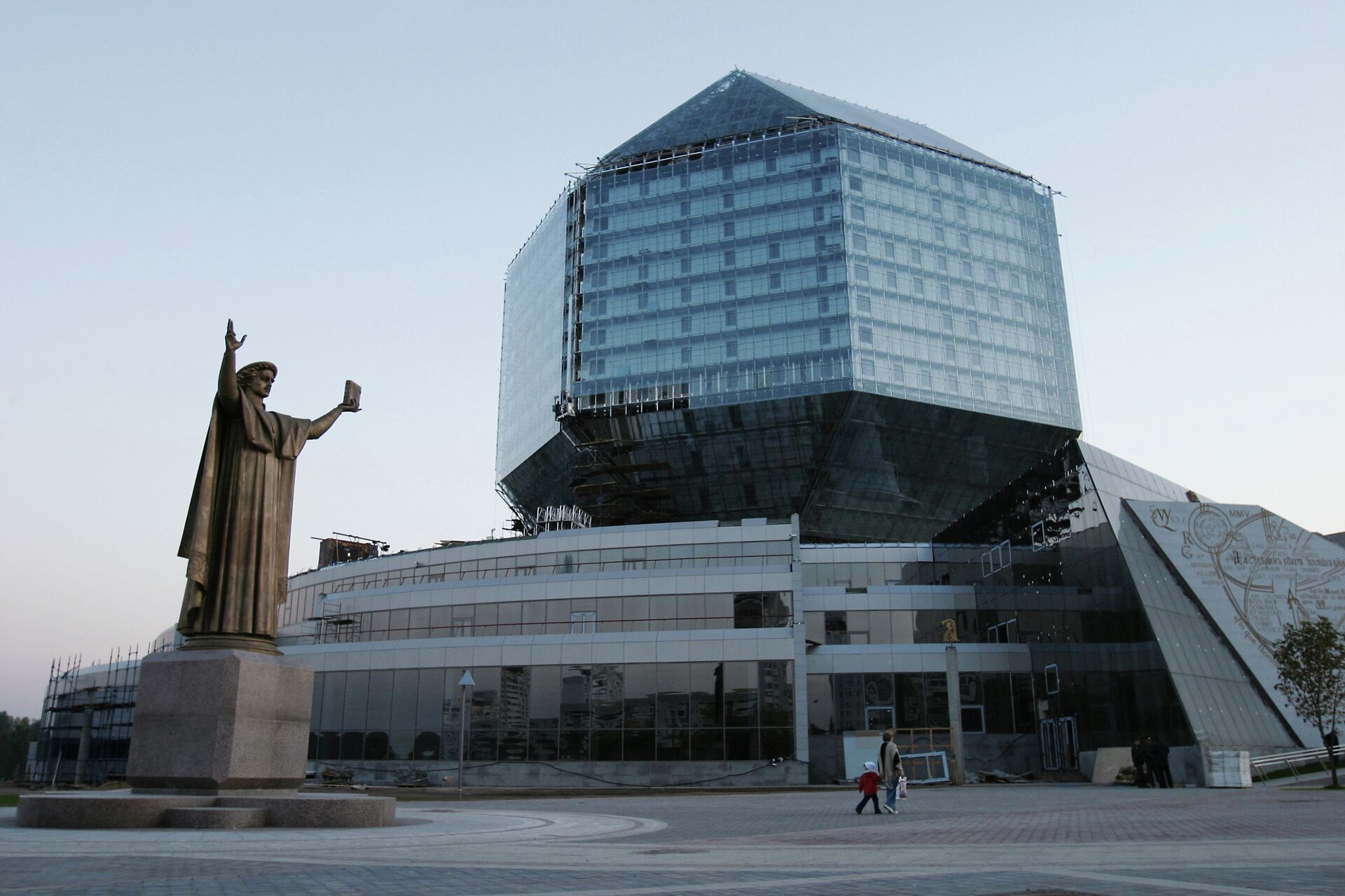 Здание Национальной библиотеки и памятник Франциску Скорине - Sputnik Беларусь, 1920, 19.08.2025