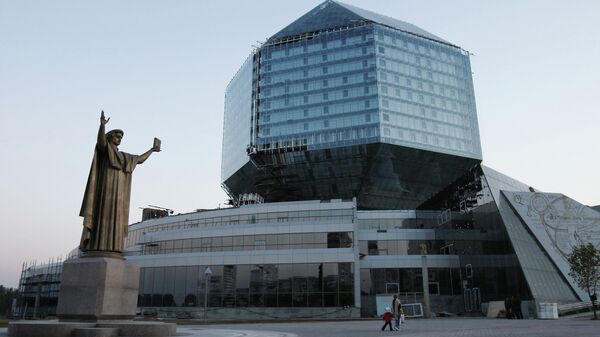 Здание Национальной библиотеки и памятник Франциску Скорине - Sputnik Беларусь