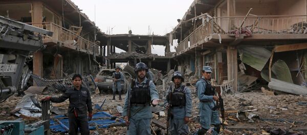 Афганские полицейские стоят возле места теракта в Кабуле Афганские полицейские стоят возле места теракта в Кабуле - Sputnik Беларусь