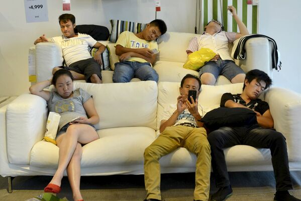 Люди отдыхают на диванах в магазине IKEA в Ханчжоу - Sputnik Беларусь