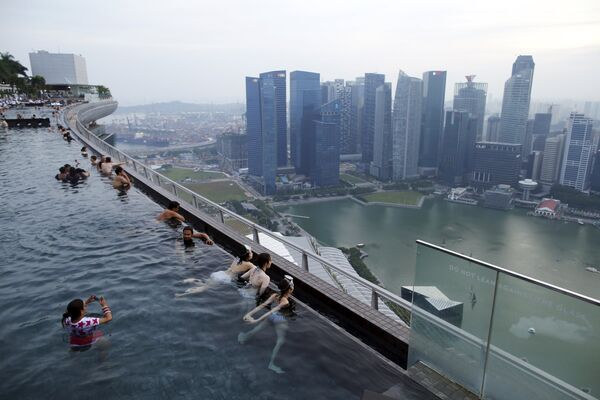 Бассейн на крыше отеля Marina Bay Sands в Сингапуре - Sputnik Беларусь