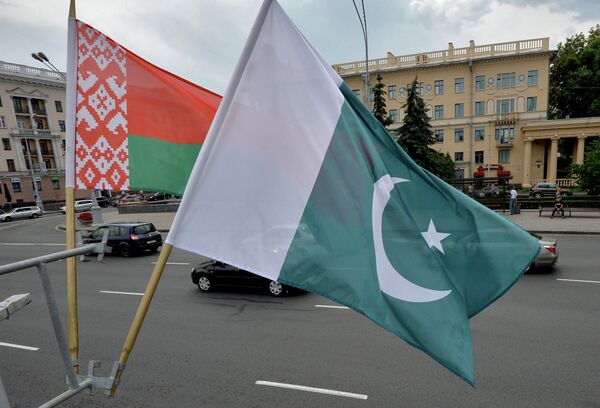 Флаги Беларуси и Пакистана в Минске - Sputnik Беларусь