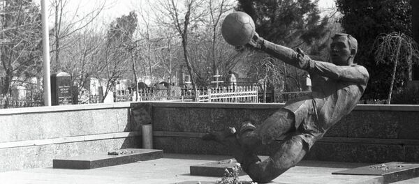 Памятник игрокам Пахтакора в Ташкенте - Sputnik Беларусь