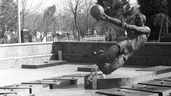 Памятник игрокам Пахтакора в Ташкенте - Sputnik Беларусь
