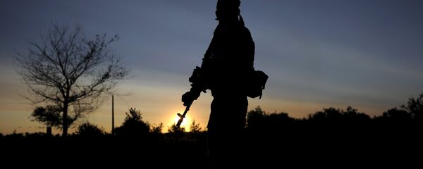 Боец в зоне боевых действий на востоке Украины Боец в зоне боевых действий на востоке Украины - Sputnik Беларусь