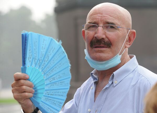 Мужчина с маской для защиты дыхательных путей - Sputnik Беларусь