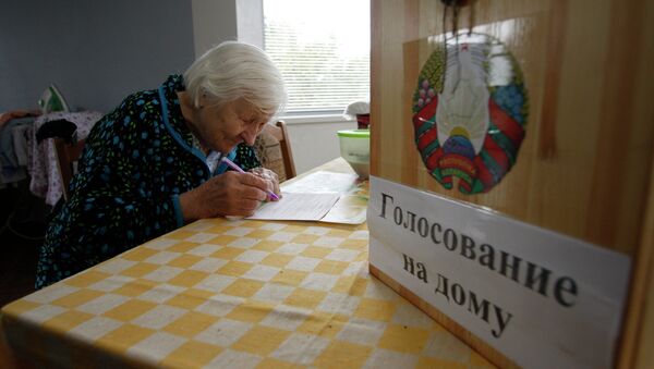 Жительница деревни Слободщина голосует на дому - Sputnik Беларусь