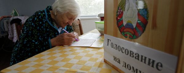 Жительница деревни Слободщина голосует на дому - Sputnik Беларусь