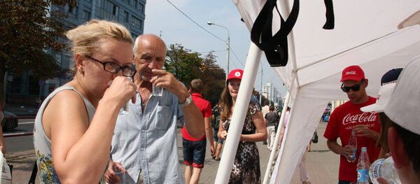 Минчане охотно подходят к пункту раздачи питьевой воды - Sputnik Беларусь