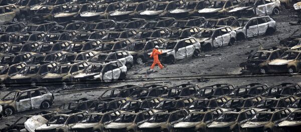Спасатели продолжают поиск выживших на месте взрыва в Тяньцзинь Спасатели продолжают поиск выживших на месте взрыва в Тяньцзинь - Sputnik Беларусь