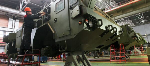 Праца Мінскага завода колавых цягачоў - Sputnik Беларусь