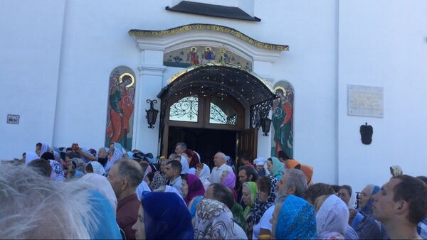 Тысячи верующих пришли святить мед в храмы Минска - Sputnik Беларусь