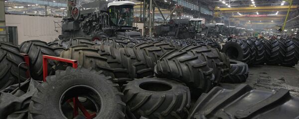 Конвейер по сборке комбайнов на заводе - Sputnik Беларусь