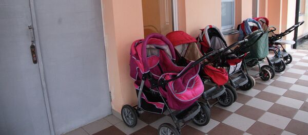 Коляски у входа в здание - Sputnik Беларусь
