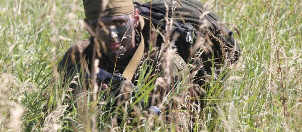 Военнослужащий армии Беларуси во время первого этапа Десантирование, совершение марш-броска всеармейского конкурса Отличники войсковой разведки в рамках Армейских Международных игр – 2015 на полигоне Кольцово. Военнослужащий армии Беларуси во время первого этапа Десантирование, совершение марш-броска всеармейского конкурса Отличники войсковой разведки в рамках Армейских Международных игр – 2015 на полигоне Кольцово. - Sputnik Беларусь