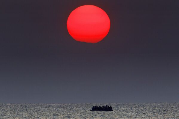 Лодка с сирийскими беженцами дрейфует в Эгейском море - Sputnik Беларусь