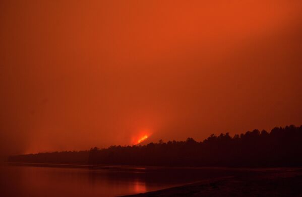 Пожар на лесном склоне в Змеиной бухте в Чивыркуйском заливе озера Байкал - Sputnik Беларусь
