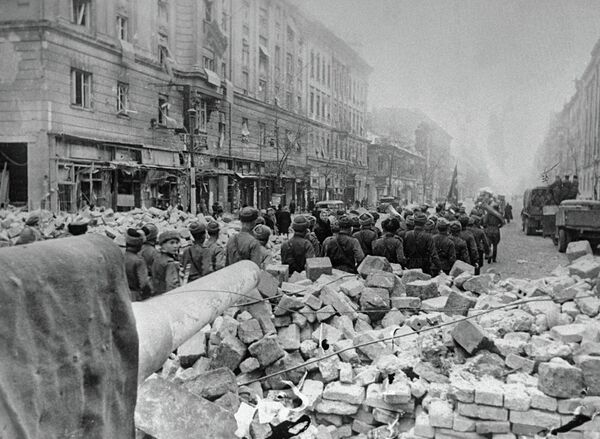 Советские бойцы идут по улице в освобождённом квартале Будапешта - Sputnik Беларусь
