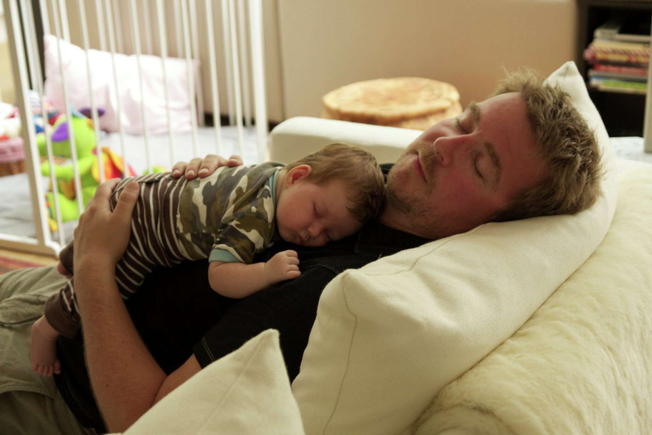 Father sleep daughter. Daddy Sleep. Sleeping with dad. Sleeping father.