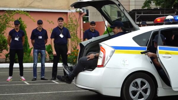 СПУТНИК_Саакашвили с трудом влез в багажник патрульной машины на учениях в Одессе - Sputnik Беларусь