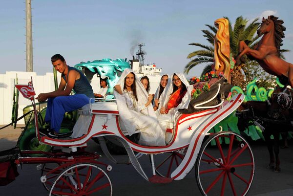 Тунисские девушки в традиционных костюмах во время карнавала АУССУ в Сус, Тунис - Sputnik Беларусь