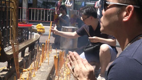 Спутник_Свечи, благовония и молитвы: в Бангкоке почтили память погибших в теракте - Sputnik Беларусь