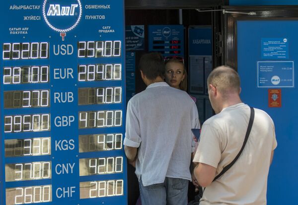 Люди стоят в очереди за пределами обмена валют в Алматы - Sputnik Беларусь