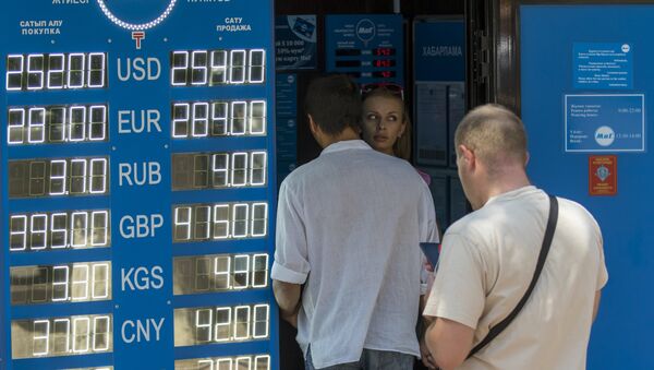 Люди стоят в очереди за пределами обмена валют в Алматы - Sputnik Беларусь