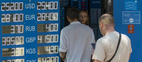 Люди стоят в очереди за пределами обмена валют в Алматы - Sputnik Беларусь