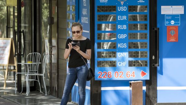 Женщина с ​​мобильным телефоном рядом с обменом валют в Алматы, Казахстан - Sputnik Беларусь