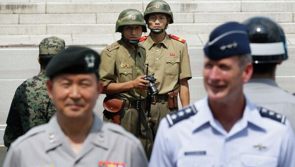Северокорейские военные (на заднем плане) наблюдают за южнокорейскими военными - Sputnik Беларусь