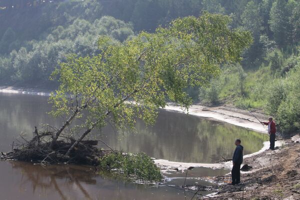 Мужчины ловят рыбу в реке - Sputnik Беларусь