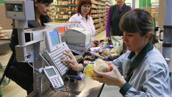 Покупатели оплачивают покупки в гипермаркете - Sputnik Беларусь