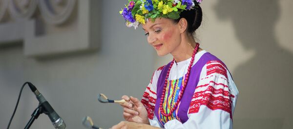 В субботу можно было послушать и посмотреть выступление государственного ансамбля Хорошки. - Sputnik Беларусь