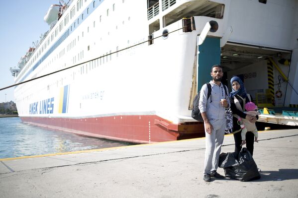 Семья сирийских беженцев в порту Пирей близ Афин - Sputnik Беларусь
