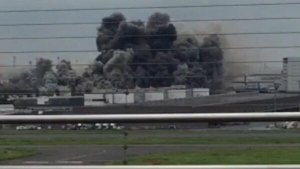 СПУТНИК_Густой дым поднялся над заводом в Токио во время пожара. Съемка очевидца - Sputnik Беларусь